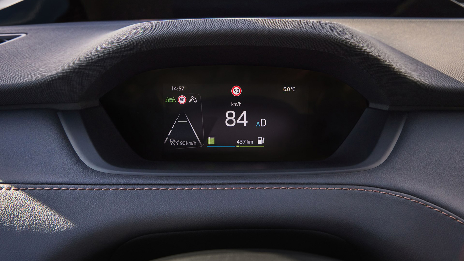 Πίσω από το τιμόνι βρίσκεται o μικρός ψηφιακός πίνακας οργάνων 5,3 ιντσών, που εμφανίζει μόνο τις απαραίτητες πληροφορίες για να μην αποσπά την προσοχ